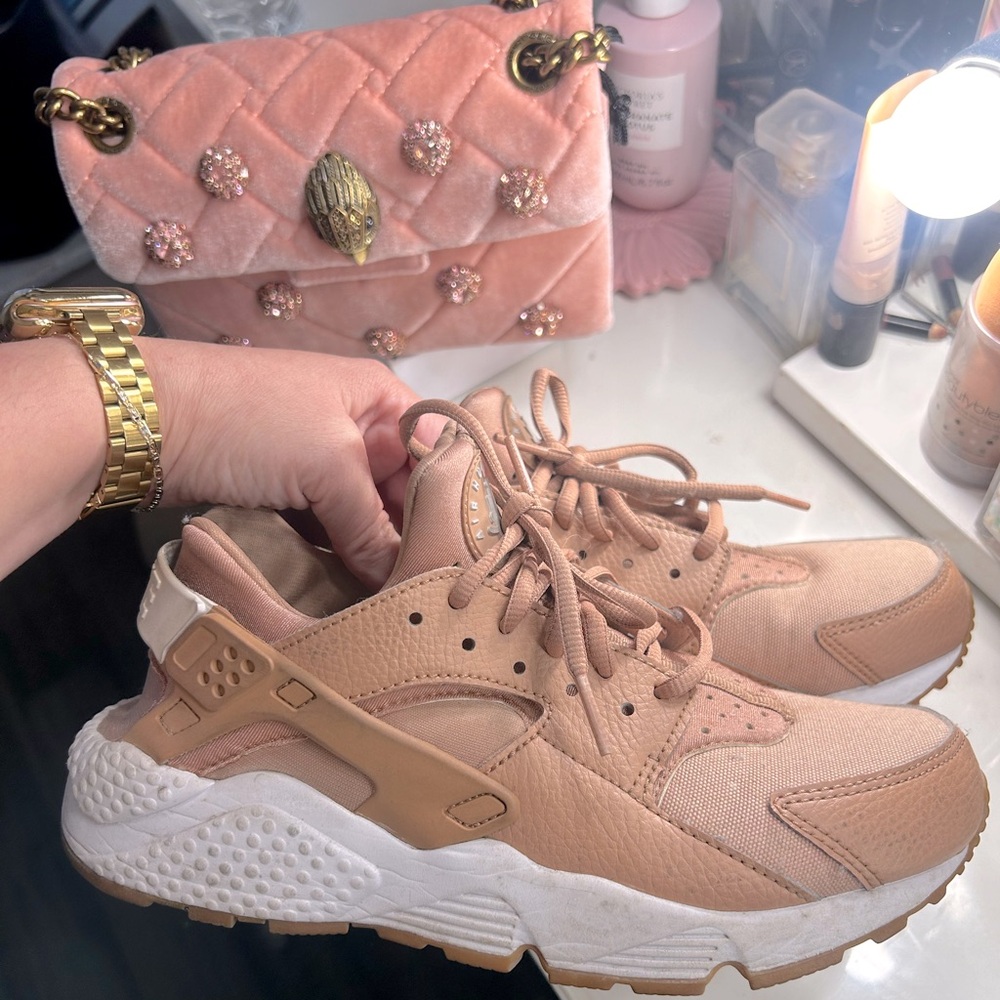 Rose gold Nike Huaraches 💖